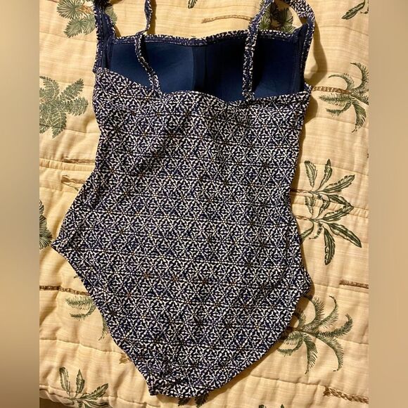 Beautiful slimming swimsuit by NipTuck size 6 - Picture 2 of 2